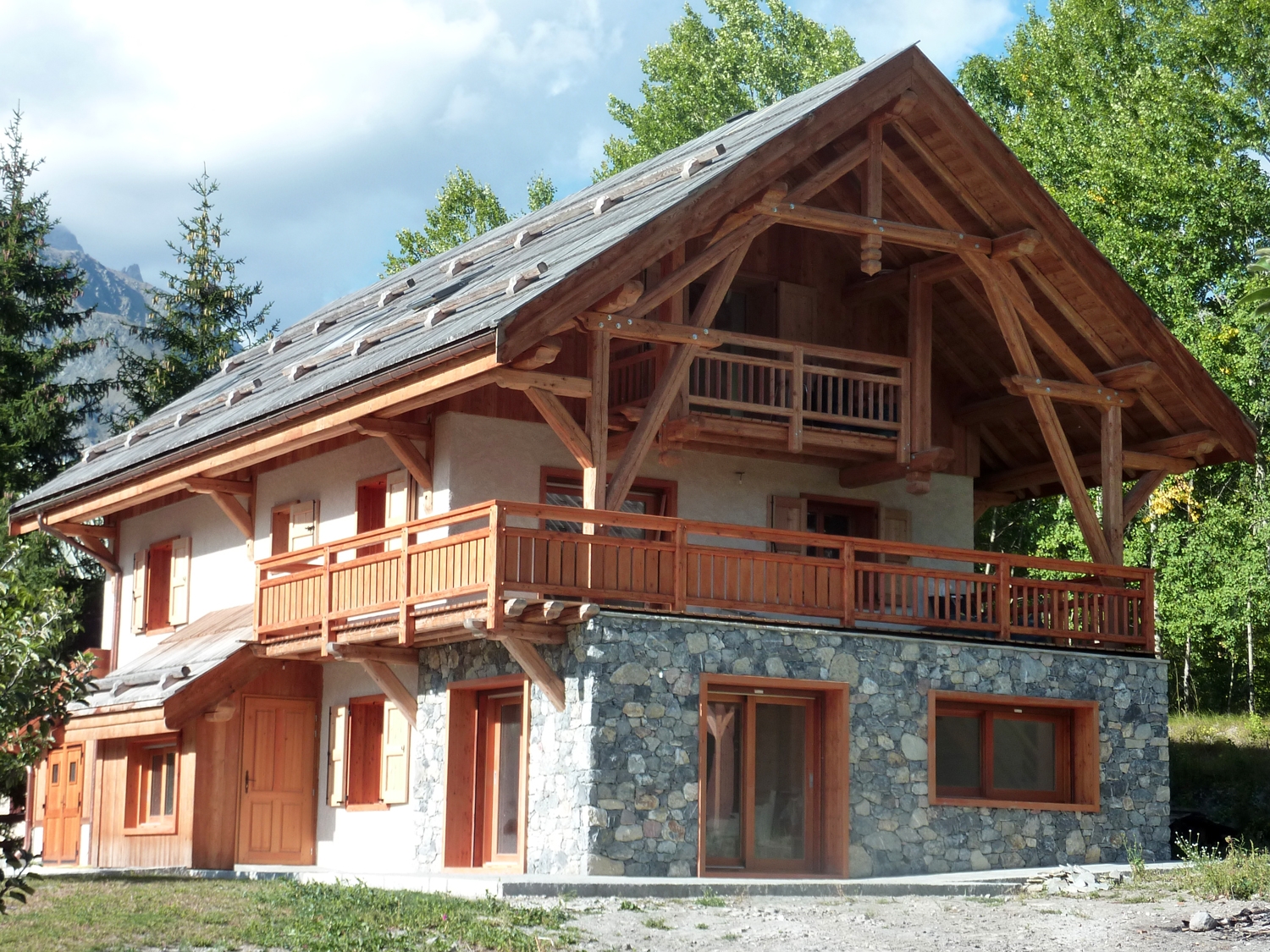 Une maison contemporaine en bois et pierres à la décoration sobre